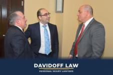 Obtenga representación legal a cargo de un abogado de Queens especializado en resbalones y caídas